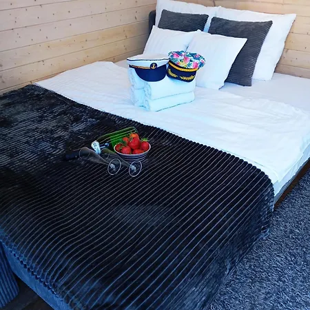 Dom Na Wodzie Houseboat Botel *